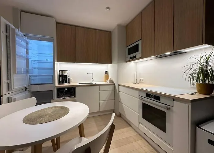 Cozy App - 400m From Historic Old Town Centre Appartamento